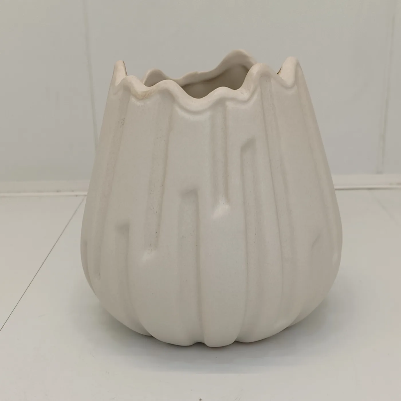 Vas decorativ ceramică formă lalea, Alb - imagine 1